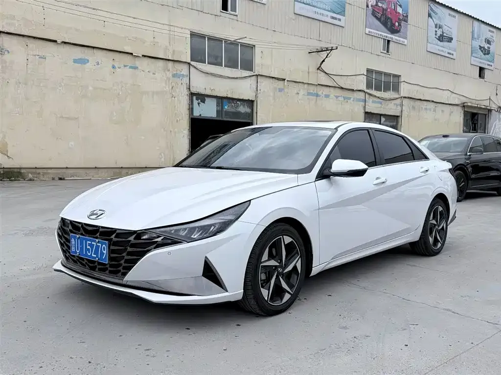 Hyundai Elantra — фото 1