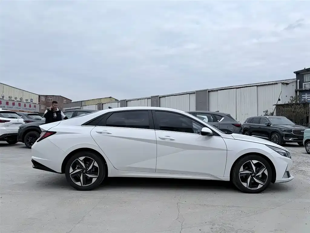 Hyundai Elantra — фото 4