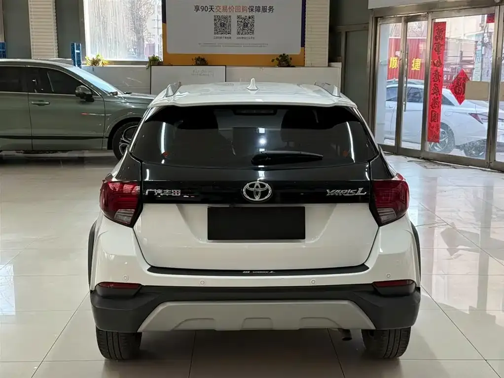 Toyota Yaris L — фото 1