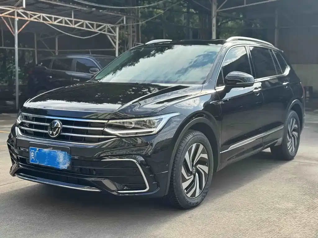 Volkswagen Tiguan L — фото 1