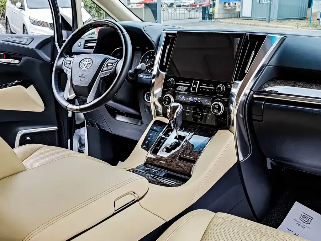 Toyota Alphard — фото 9