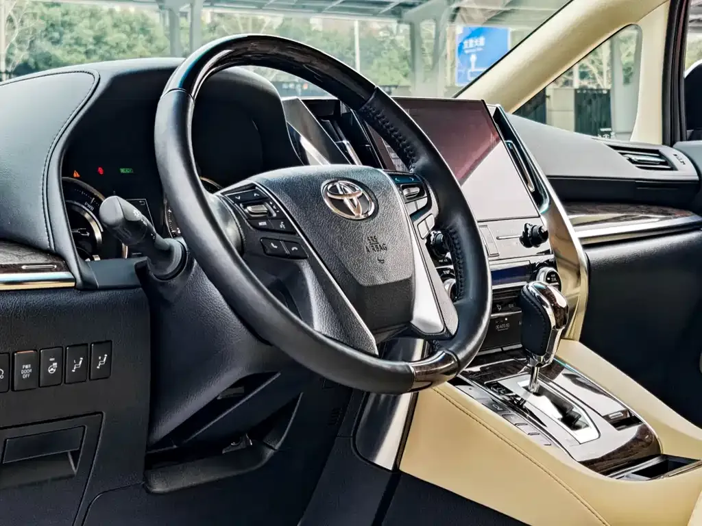 Toyota Alphard — фото 4
