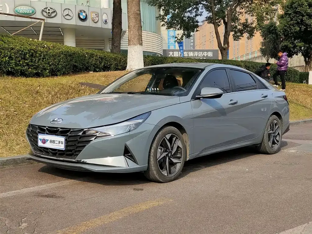 Hyundai Elantra — фото 1