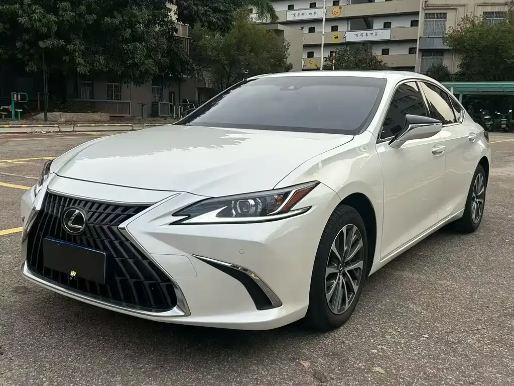 Lexus ES — фото 1