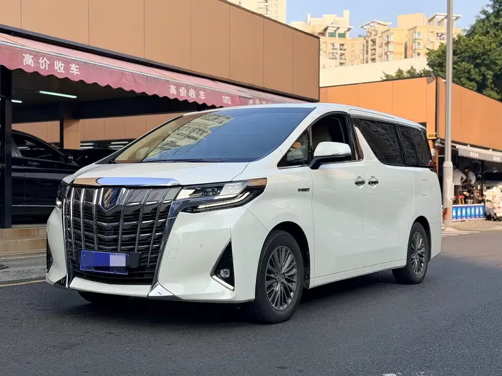 Toyota Alphard — фото 1