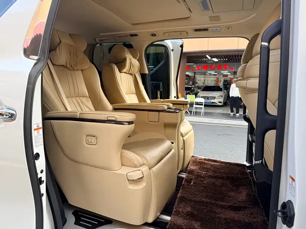 Toyota Alphard — фото 9