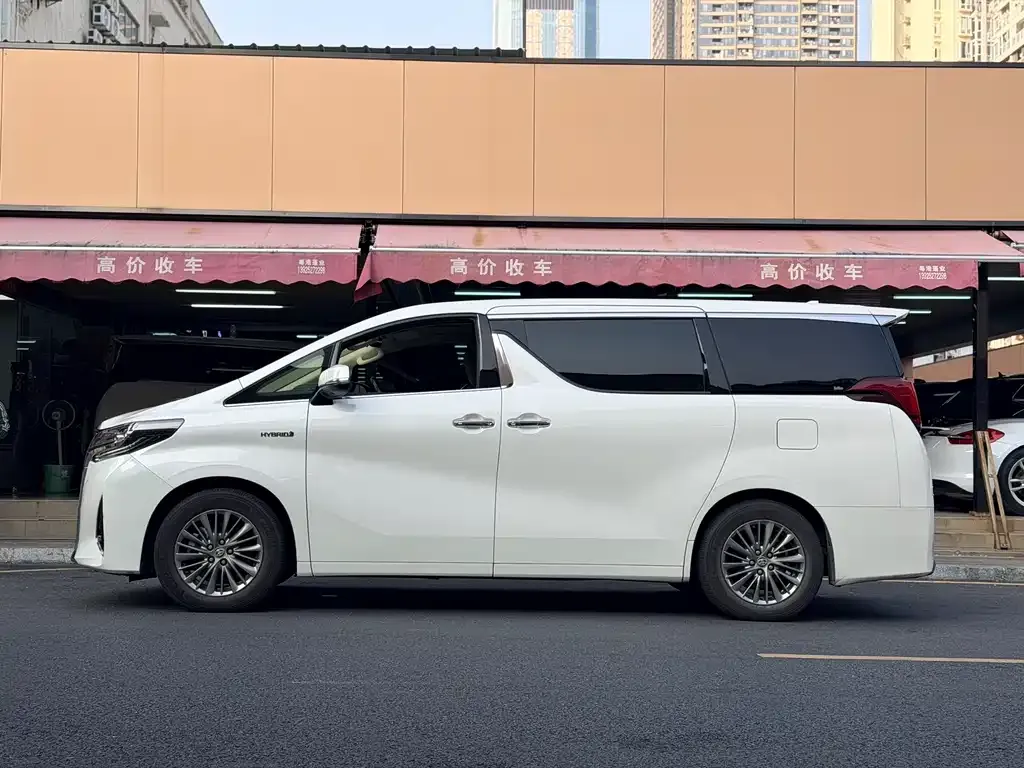 Toyota Alphard — фото 2