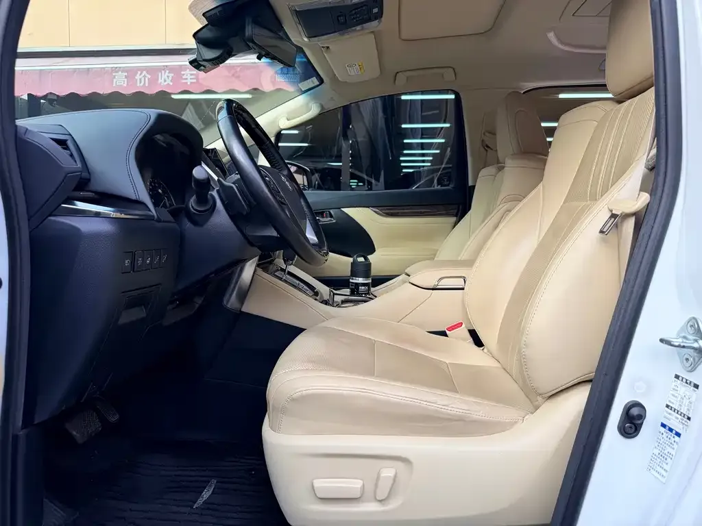 Toyota Alphard — фото 10