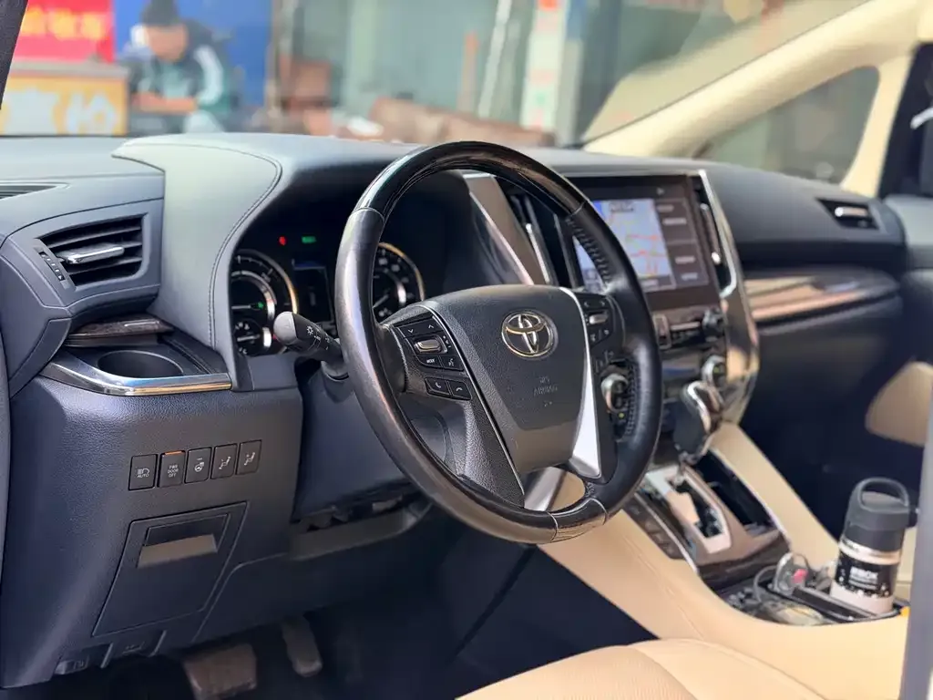 Toyota Alphard — фото 8
