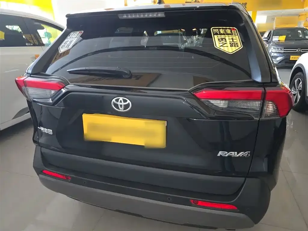 Toyota RAV4 — фото 6