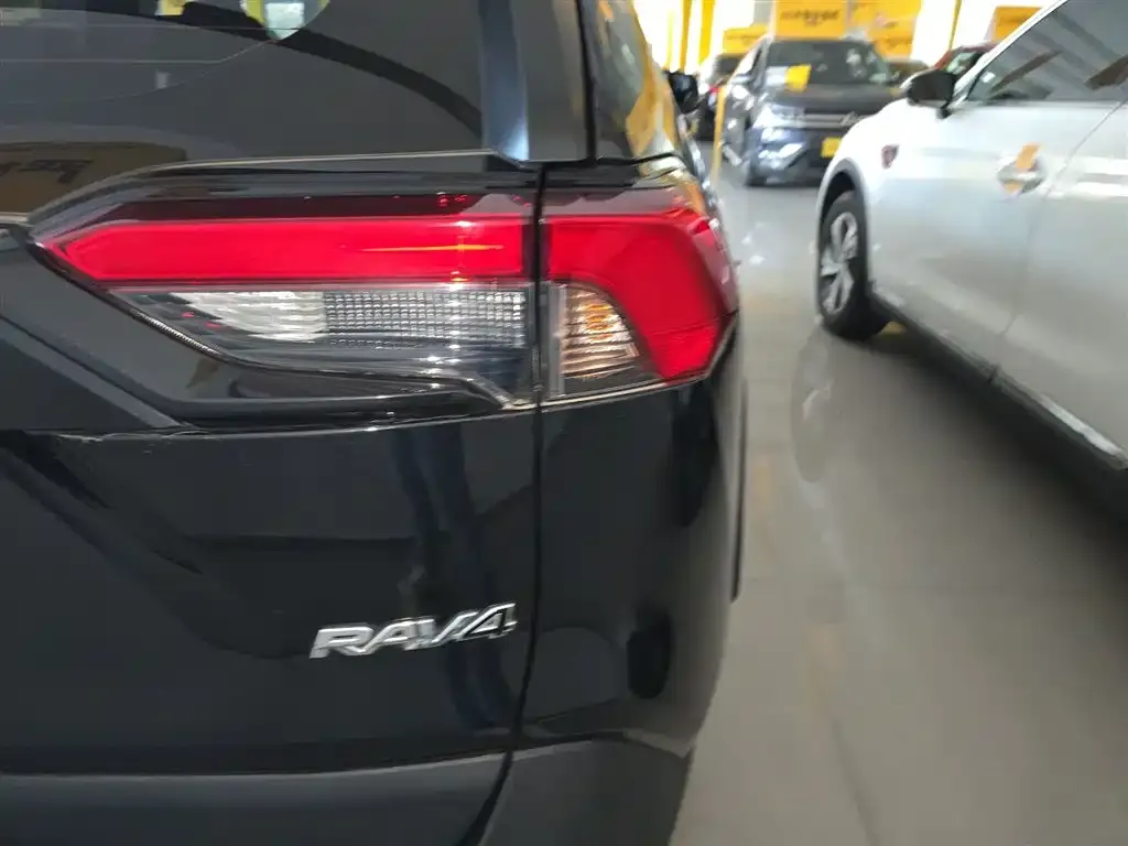 Toyota RAV4 — фото 3