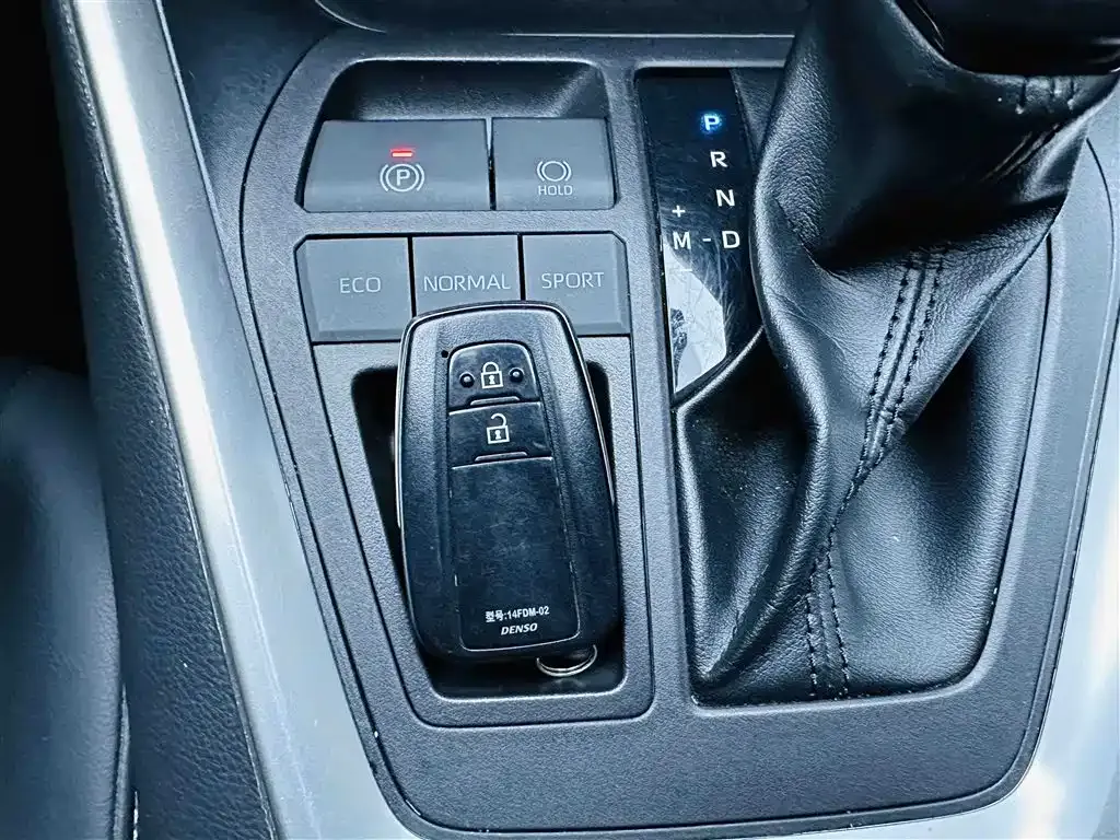 Toyota RAV4 — фото 10