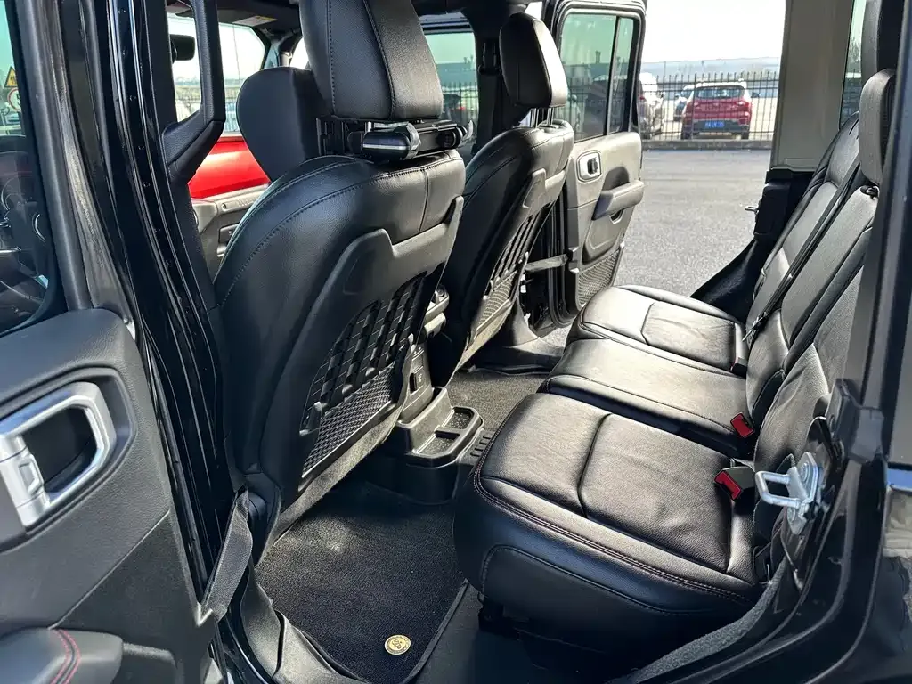 Jeep Wrangler — фото 6