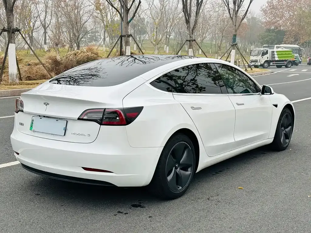 Tesla Model 3 — фото 9