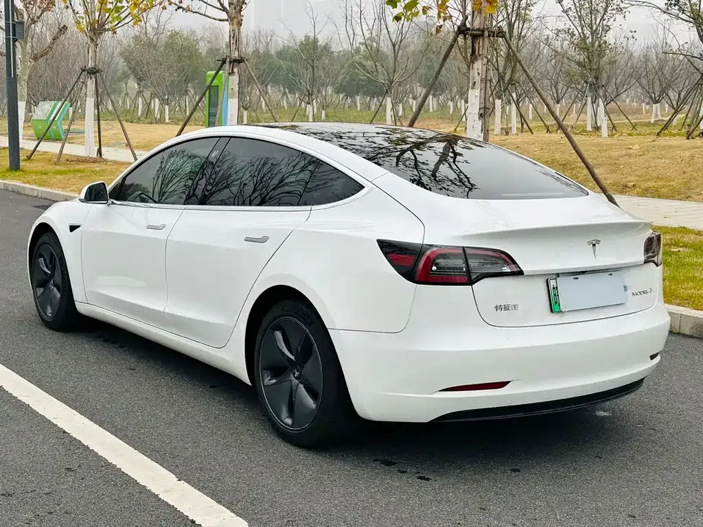 Tesla Model 3 — фото 10