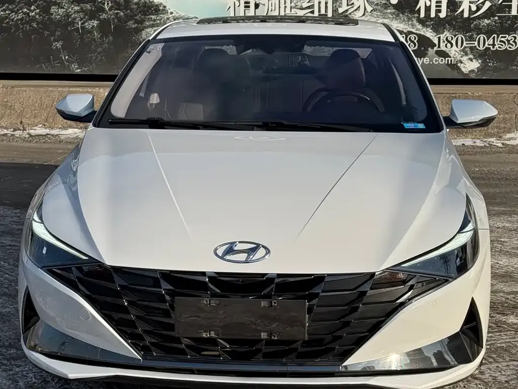 Hyundai Elantra — фото 1