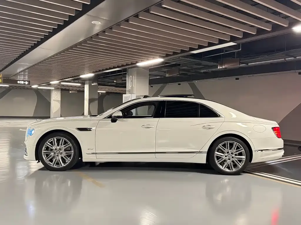 Bentley Flying Spur PHEV — фото 9