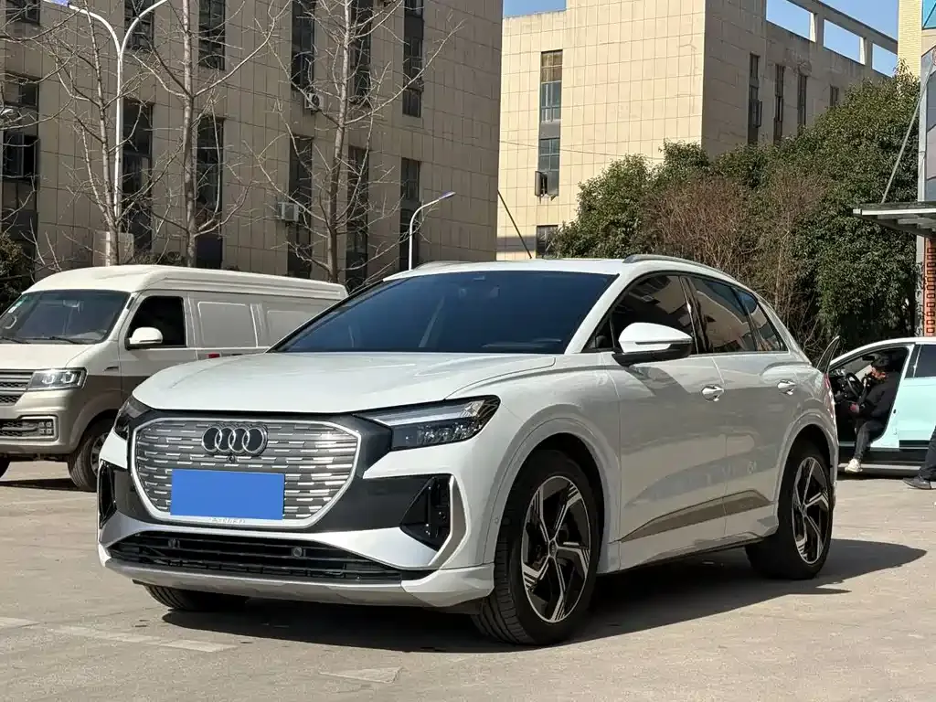 Audi Q4 e-tron — фото 1