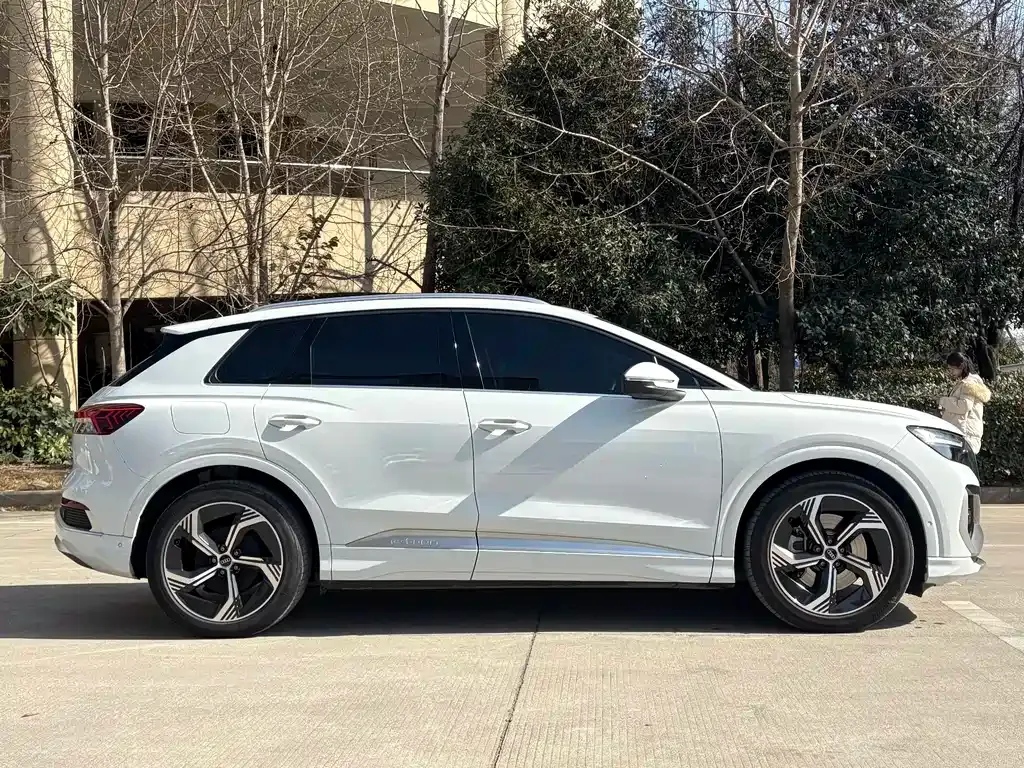 Audi Q4 e-tron — фото 6