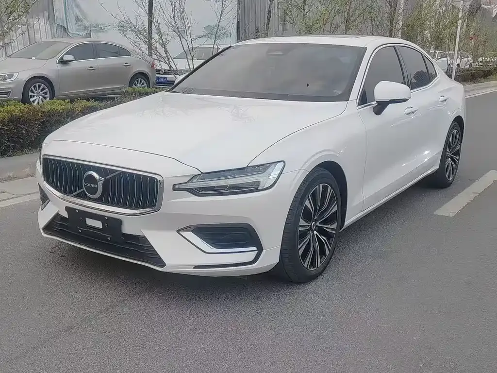 Volvo S60 — фото 1