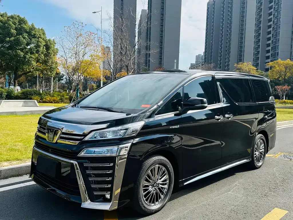 Toyota Vellfire — фото 1