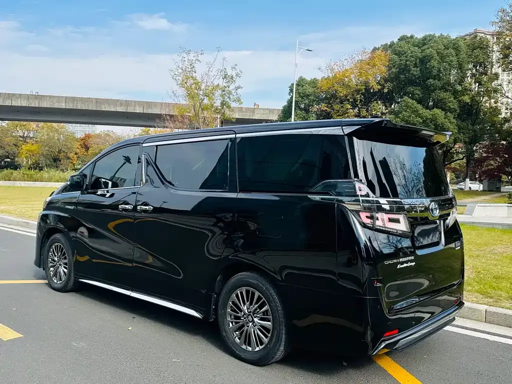 Toyota Vellfire — фото 3
