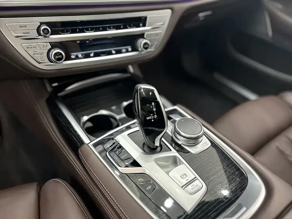 BMW 7 Series — фото 9