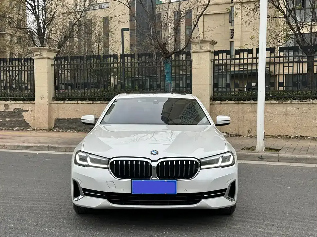 BMW 5 Series — фото 1