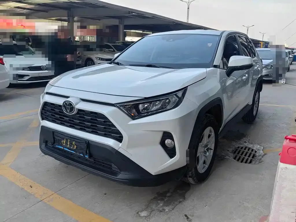 Toyota RAV4 — фото 1