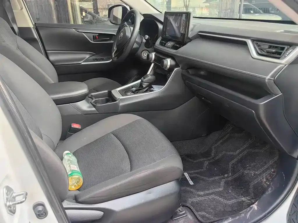 Toyota RAV4 — фото 10