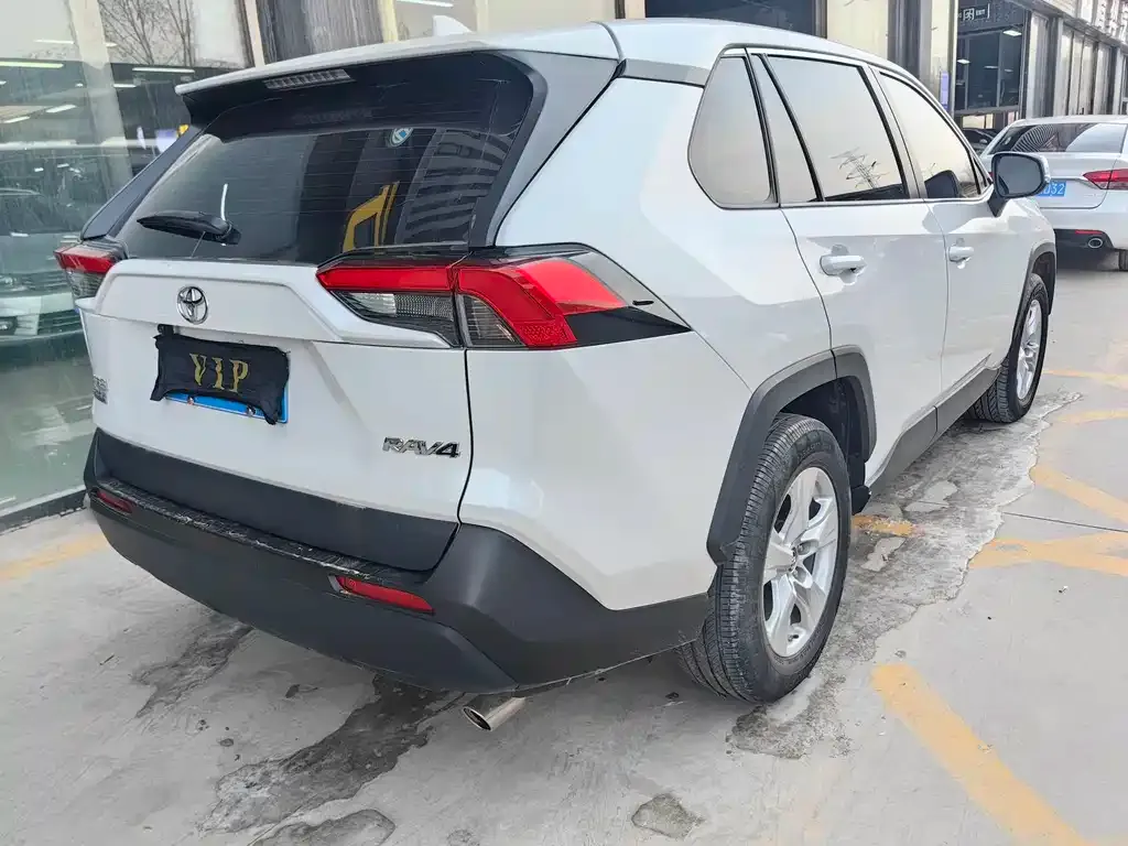 Toyota RAV4 — фото 7