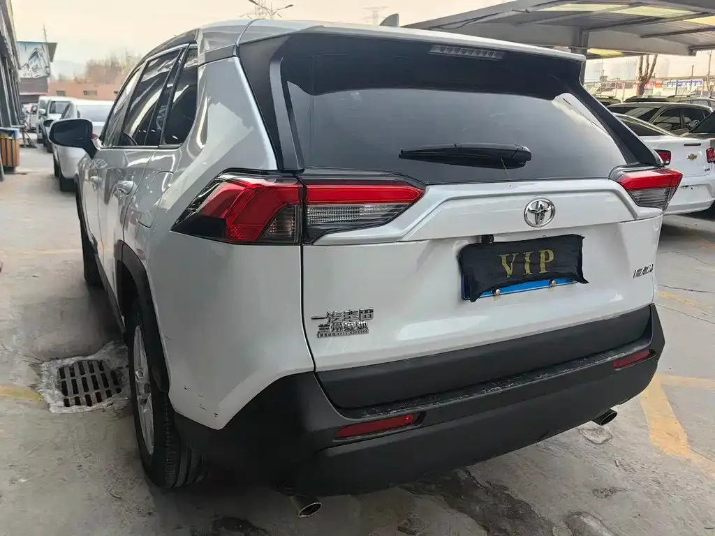 Toyota RAV4 — фото 5