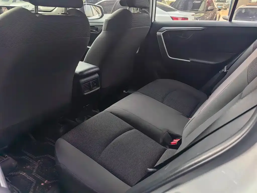 Toyota RAV4 — фото 2