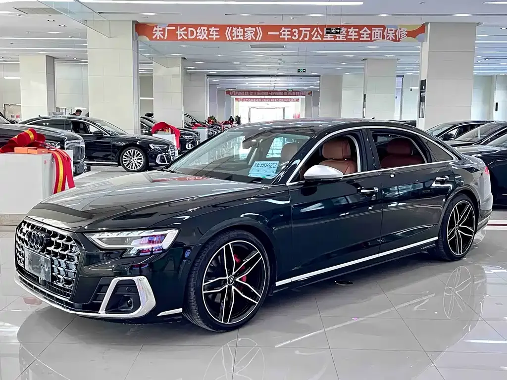 Audi A8 — фото 1