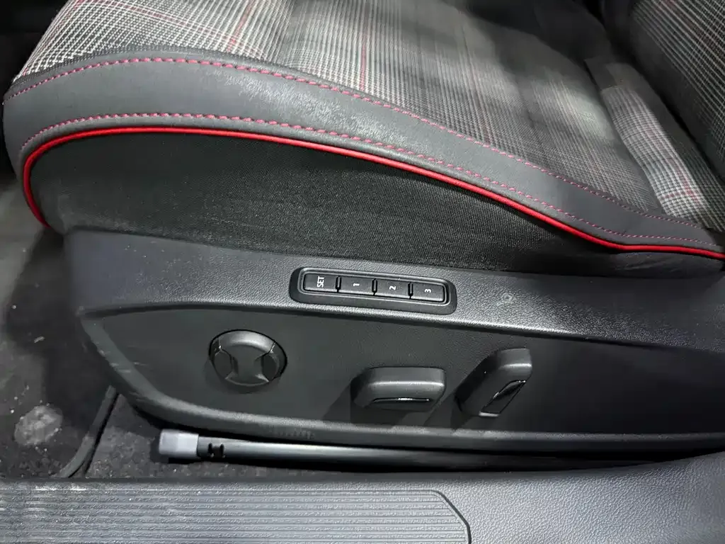 Volkswagen Golf GTI — фото 7