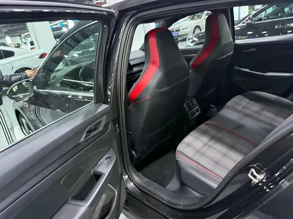 Volkswagen Golf GTI — фото 8