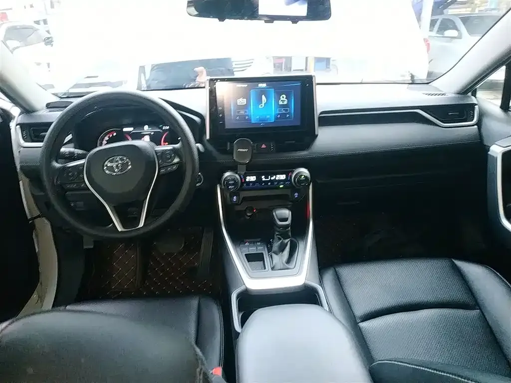 Toyota RAV4 — фото 10
