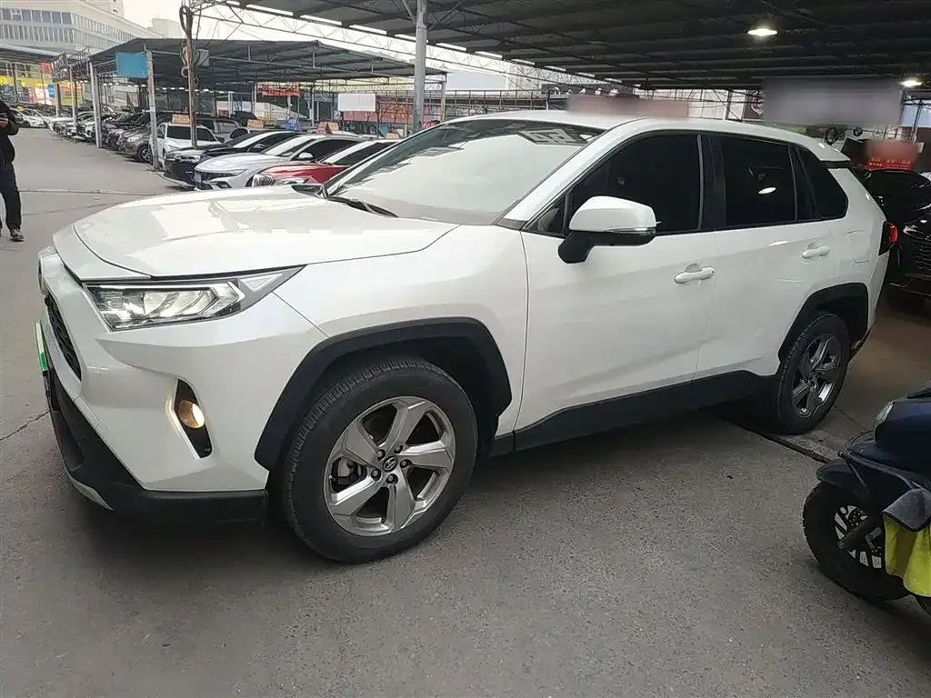 Toyota RAV4 — фото 5