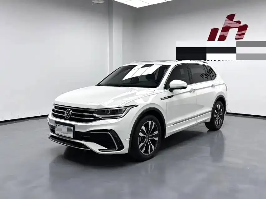 Volkswagen Tiguan L — фото 1