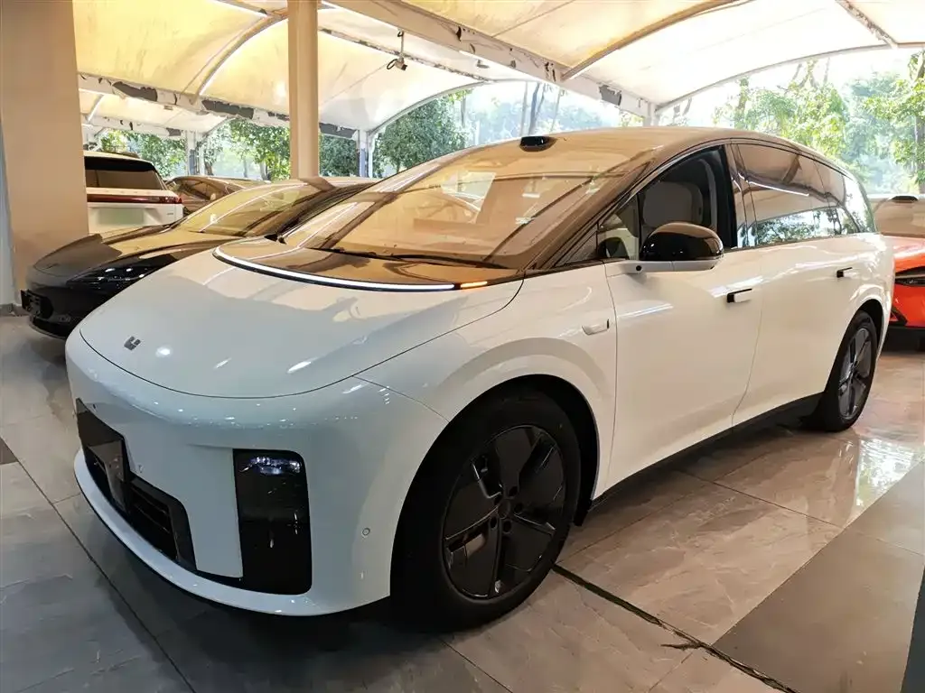 Li Auto i8 — фото 1