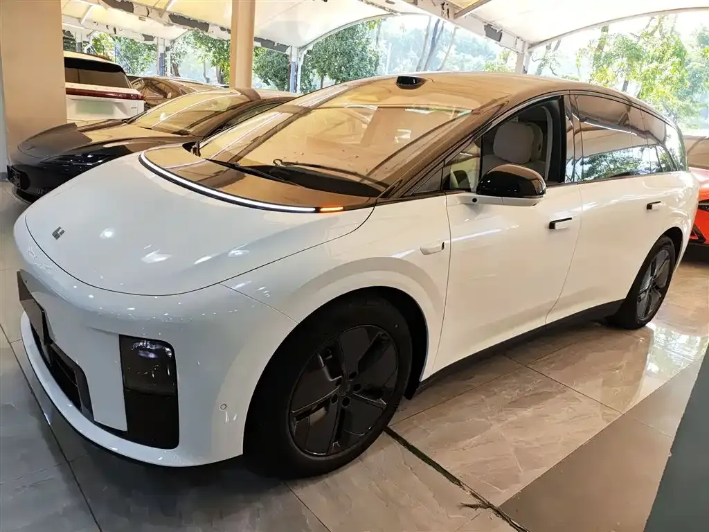 Li Auto i8 — фото 10