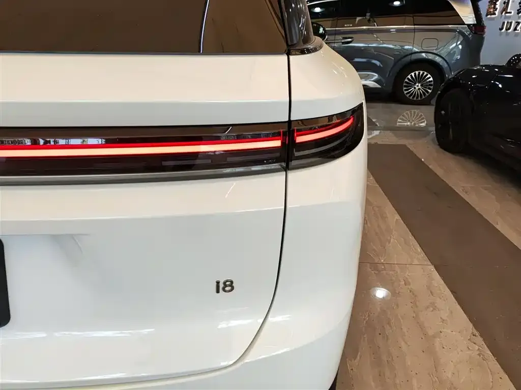 Li Auto i8 — фото 3