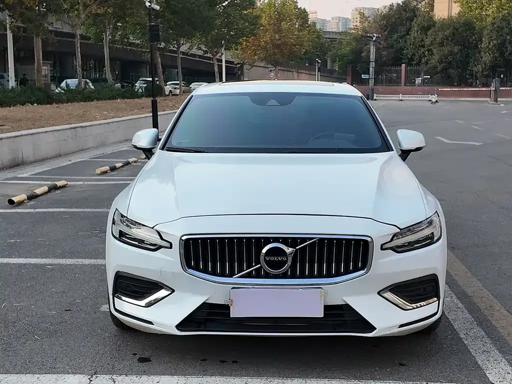 Volvo S60 — фото 1