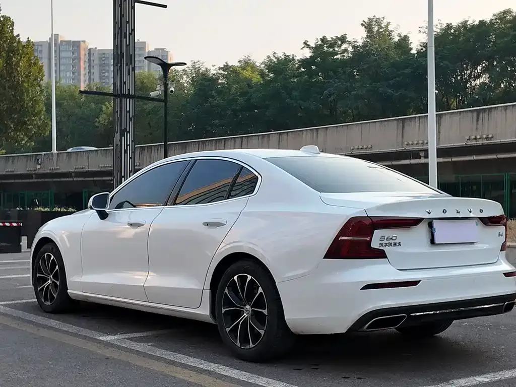 Volvo S60 — фото 10