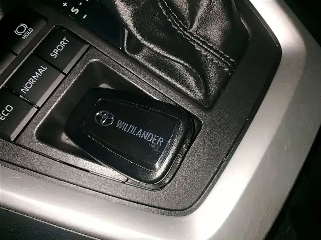 Toyota Wildlander — фото 10