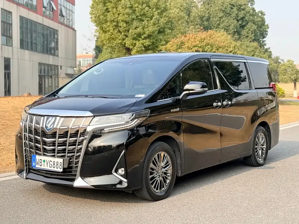 Toyota Alphard — фото 1