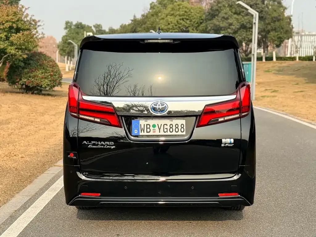 Toyota Alphard — фото 8