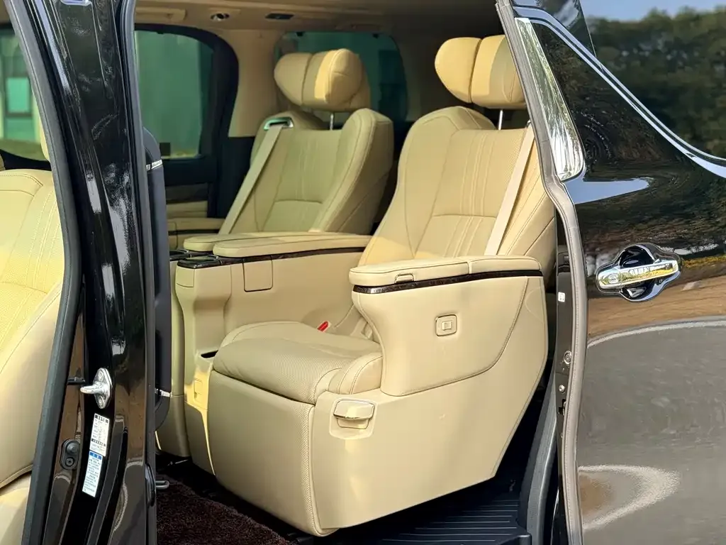 Toyota Alphard — фото 2