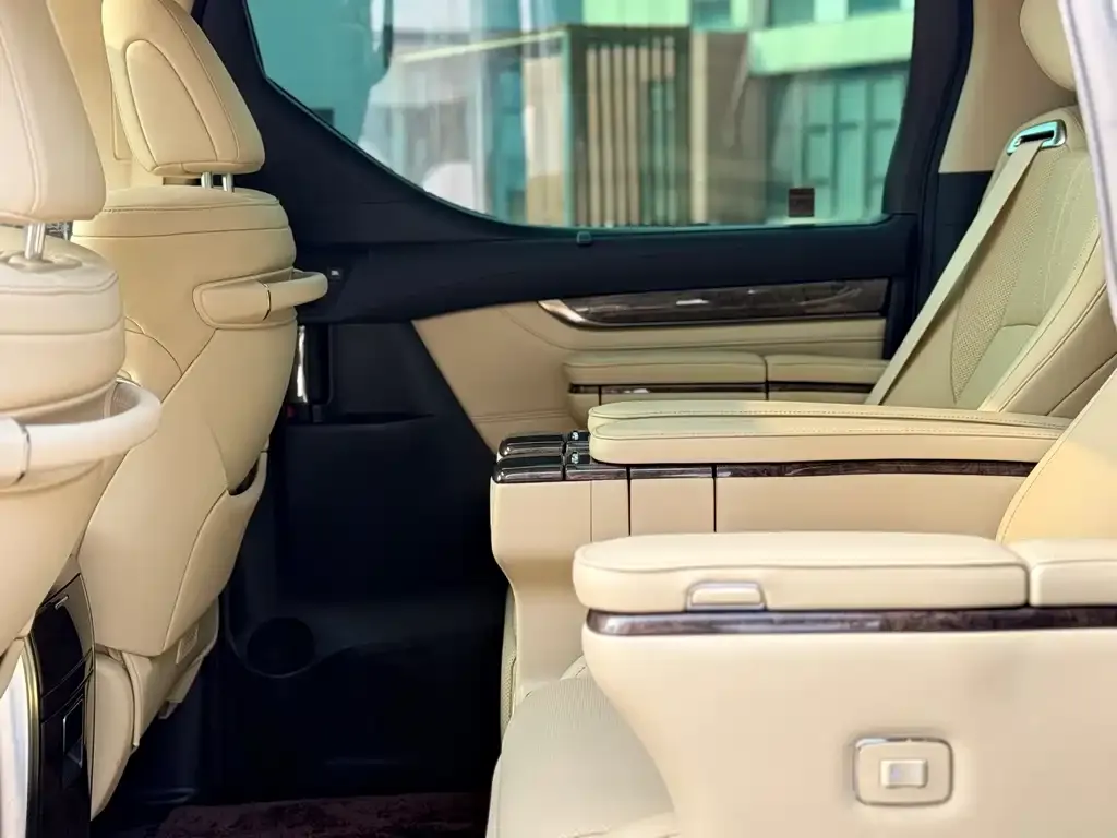 Toyota Alphard — фото 4