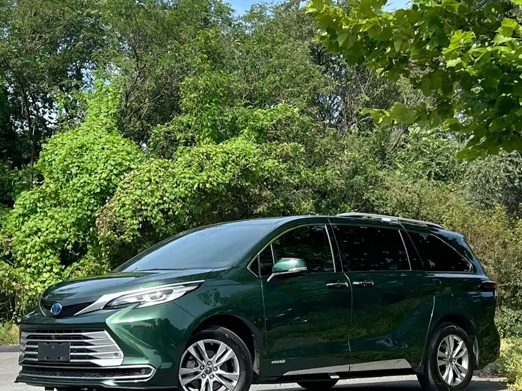 Toyota Sienna — фото 1